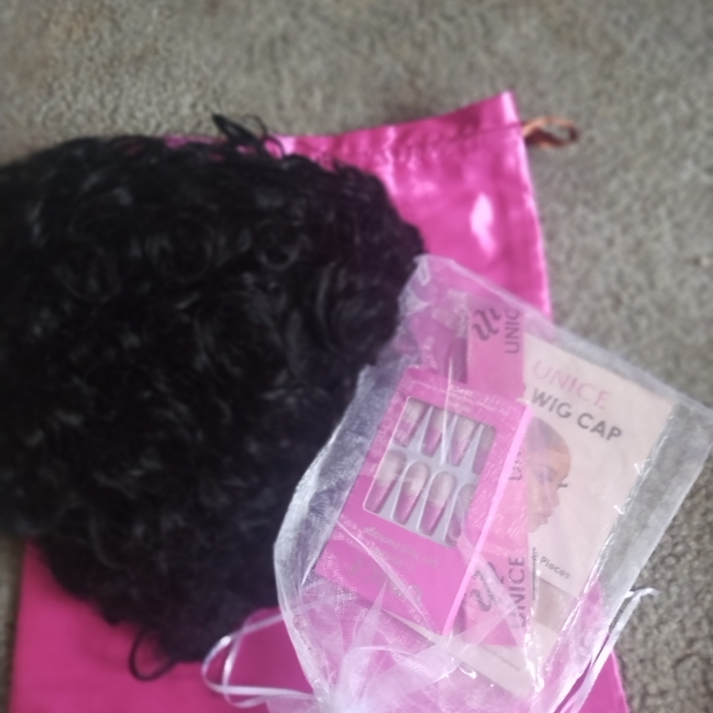 UNice Black Curly Wig with Pink Bag